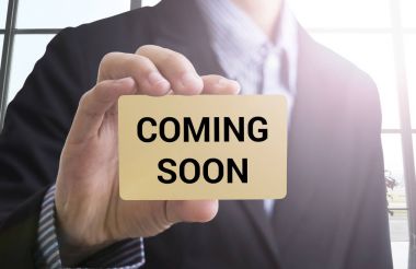 Yakında bir mesajla bir kartvizit tutan işadamı el