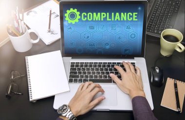 Web uyumluluğu ile tipik dizüstü klavye üzerinde iş el 