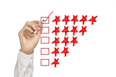 İş el onay işareti ile beş yıldızlı rating üzerinde kırmızı işaret. 