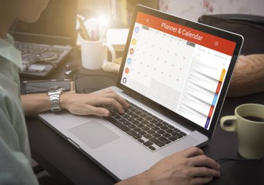 Takvim planlayıcısı ile bir dizüstü bilgisayar klavye yazarak iş el 