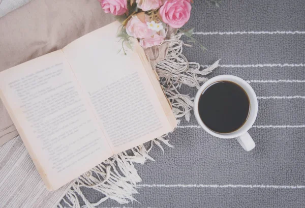 Relax coffee cup of hot drink and read a book on gray carpet — Stock Photo, Image