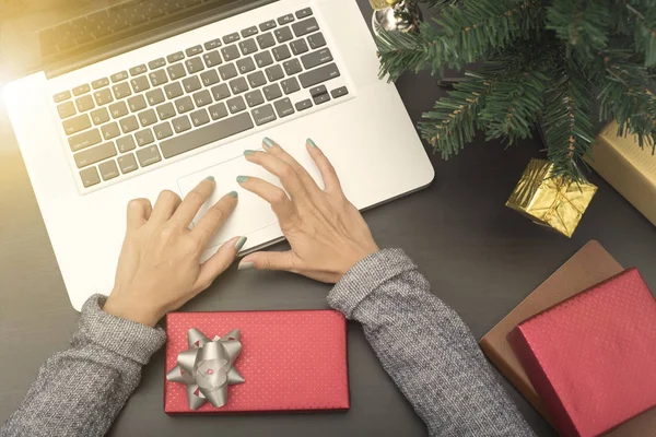 iş kadın el bilgisayar klavye masanın üzerine yazarak. 