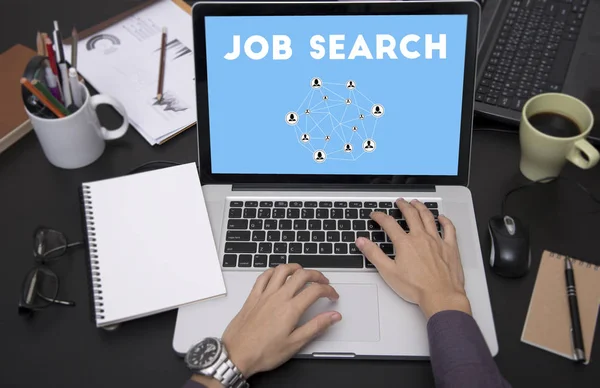 Digitando a mano sulla tastiera con la homepage di Job Search sul computer — Foto Stock