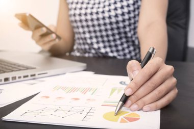 Belge grafik mali ve akıllı telefon muhasebeciyle iş