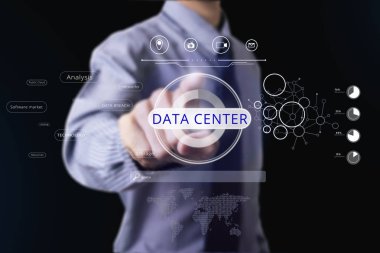 Veri Merkezi dokunmadan iş adamı. kavram bilgi yedekleme.