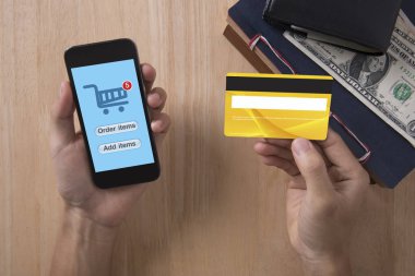 akıllı telefon ve alışveriş ile kredi kartı tutan iş el 