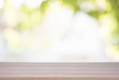 Ahşap masa üstü yeşil bokeh arka planda ürün görüntülemek için