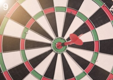 dart tahtası ortasına hedef kırmızı oku. kavram iş hedefi 