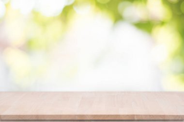 Ahşap masa üstü yeşil bokeh arka planda ürün görüntülemek için