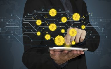 İş el holding tablet teklif bitcoin ekran ile. 