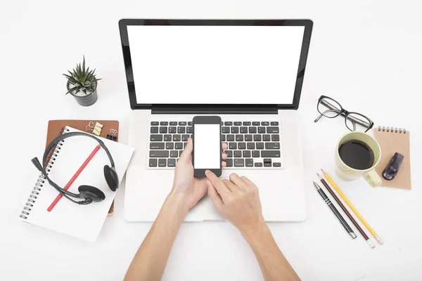 Mão de negócios apontando telefone celular no notebook do computador . — Fotografia de Stock