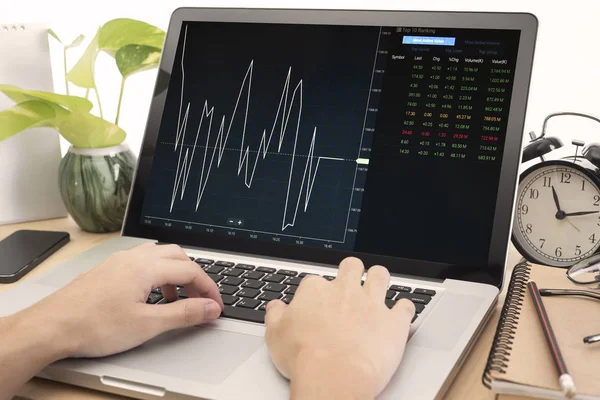 iş el üstünde bilgisayar Defter finans ticaret ile çalışma 