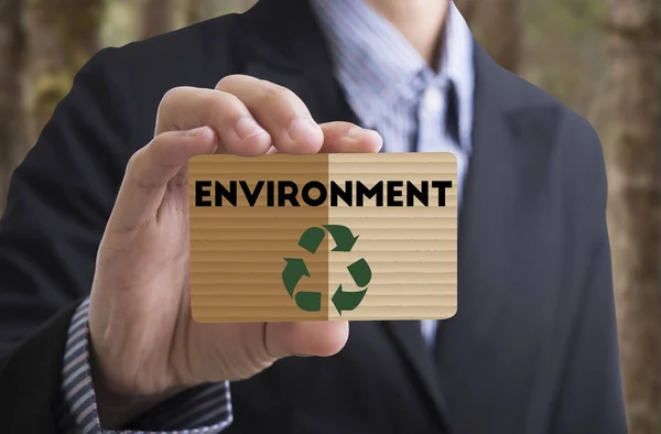 Empresario sosteniendo mensaje de tarjeta reciclar, reducir, reutilizar . — Foto de Stock