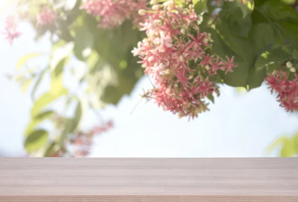 Tablero de madera sobre fondo bokeh flor rosa para el producto — Foto de Stock