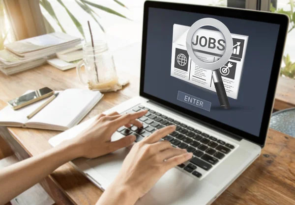 Hand van de zakelijke computer laptop met Job Search web — Stockfoto