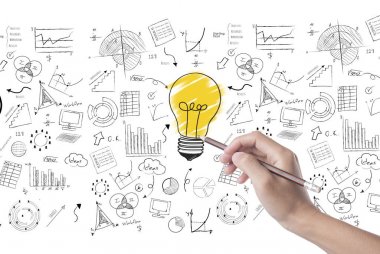 el duvar arka plan üzerinde ampul çizin. kavram yeni fikirler için 