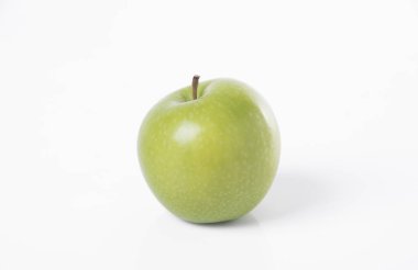 closeup tek taze yeşil elma beyaz arka plan üzerinde izole.