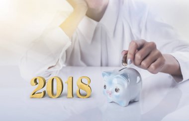 Kadınlar kumbara içine koyarak bozuk para ver. kavram 2018 kaydetme 