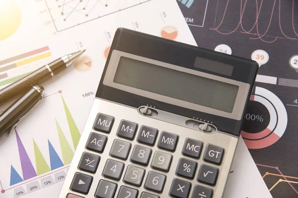 Pióra, kalkulator, pieniądze, wykres koncepcja finansowania przedsiębiorczości. — Zdjęcie stockowe
