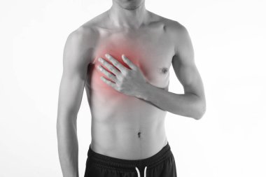 Göğüs ağrısı veya kalp krizi beyaz arka plan üzerinde genç adam.