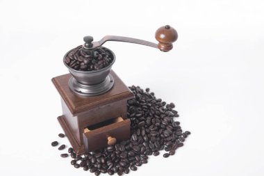 kahve öğütücü ile arabica kahve çekirdekleri beyaz arka plan üzerinde.