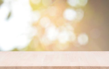Ahşap masa üstü yeşil bokeh açık renkli ürün için üzerinde 
