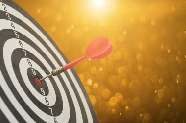 hedef tahtası kırmızı ok ortasına bokeh arka plan bulanık. 