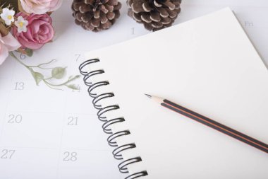 portre kalem defter günlük takvim ve gül çiçek üzerinde. 