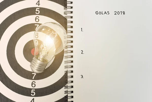 Lâmpada no alvo. objetivo do conceito 2018 para novas ideias — Fotografia de Stock