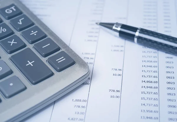 Calculadora con pluma en el informe de finanzas . — Foto de Stock