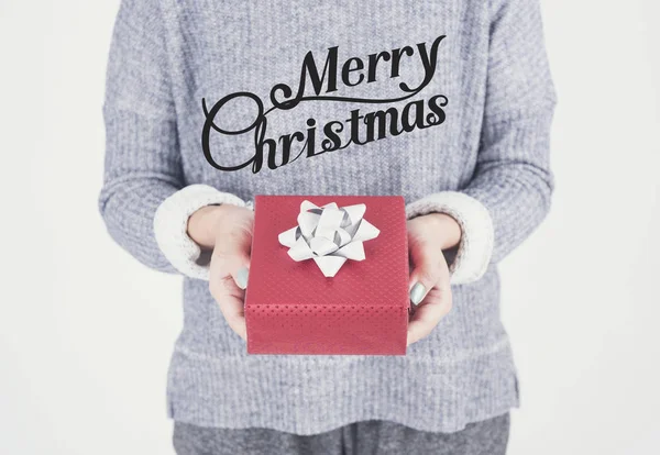 여성 손 메리 크리스마스 텍스트와 함께 빨간색 선물 상자를 들고 — 스톡 사진