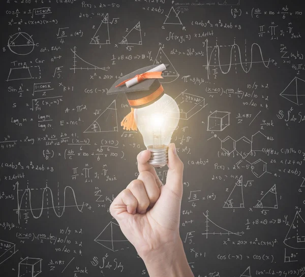 Iluminación educación brainstorming en mano de negocios con creativo — Foto de Stock