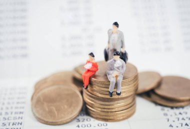 İş kavramı içeren minyatür insanlar arkadaşlarınızla para sikke üzerinde