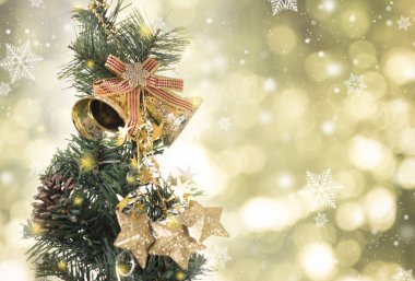 Dekorasyon ve kar tanesi üzerinde altın bokeh ile Noel ağacı 
