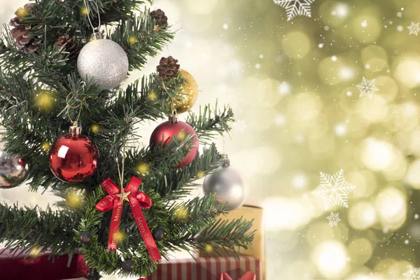 Kerstboom met versieringen en sneeuwvlok op gouden bokeh — Stockfoto