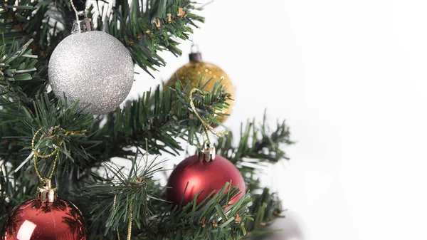 Kerstboom met versieringen op witte achtergrond. — Stockfoto