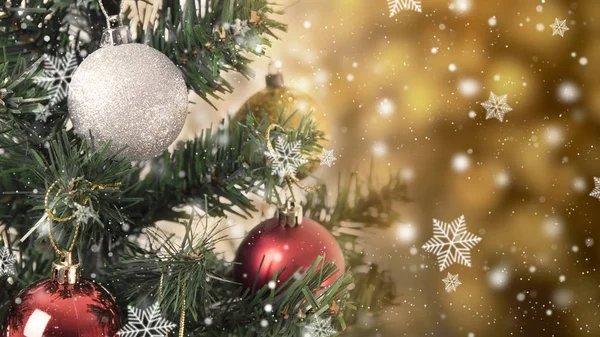 Kerstboom met versieringen en sneeuwvlok op gouden bokeh — Stockfoto