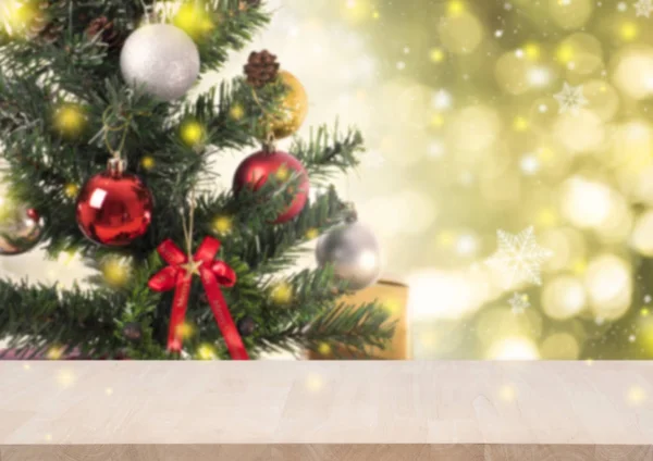 Table en bois avec décorations d'arbre de Noël et flocon de neige sur or — Photo