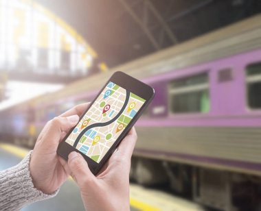 harita gps navigasyon uygulaması ile akıllı telefon kullanma.