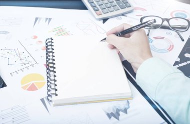 el yazma defter ve belge grafik masanın üzerinde mali.