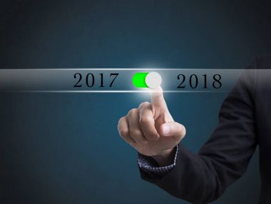 İşadamı el basarak düğmesini 2018. sanal ekran üzerinde oturum. 