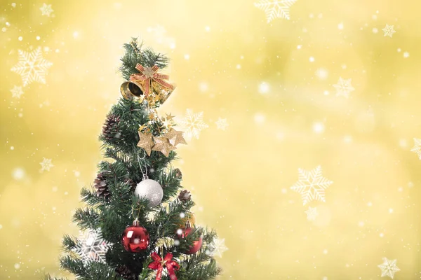 Sapin de Noël avec décoration et flocons de neige sur bokeh doré — Photo