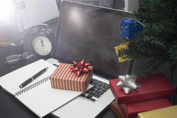 Pudełko z komputera na biurku. koncepcja office Boże Narodzenie — Zdjęcie stockowe
