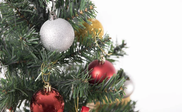 Kerstboom met versieringen op witte achtergrond. — Stockfoto