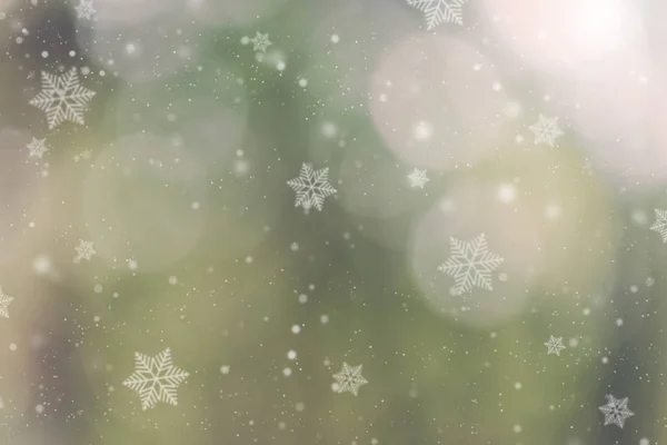 背景の緑のボケ味にメリー クリスマス雪の結晶. — ストック写真