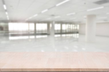 bulanık soyut koridor arka plan üzerinde üst boş ahşap masa.