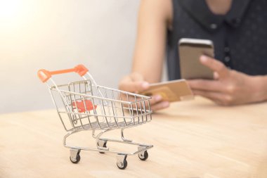 Alışveriş sepeti ahşap masa üzerinde. Online alışveriş kavramı.