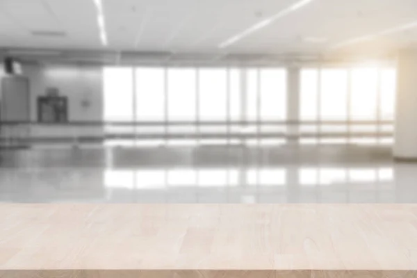 bulanık soyut koridor arka plan üzerinde üst boş ahşap masa. 