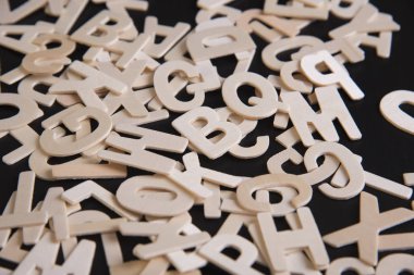 tablo üzerinde kahverengi ahşap İngilizce alfabe.