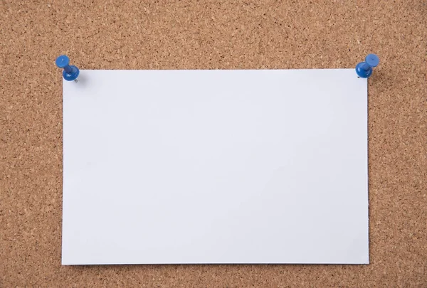 Livre blanc et liste de choses à faire épinglés sur un tableau d'affichage en liège . — Photo